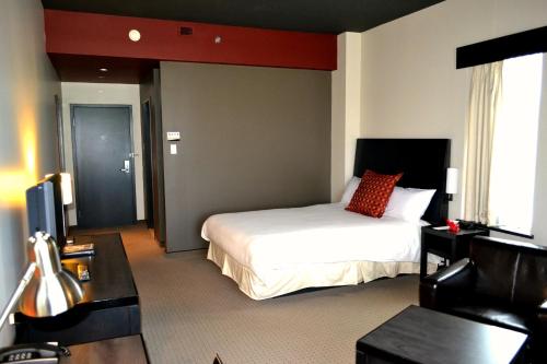 Grand Comfort One Queen Bed Room