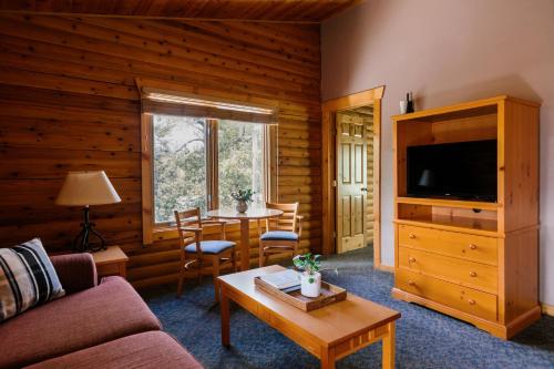 Cedar Lodge - 1 Queen bed with sofa bed