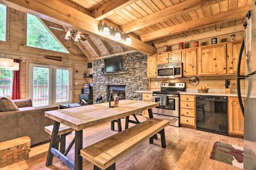 Gatlinburg Cabin in the Woods with Hot Tub Fire Pit - main image