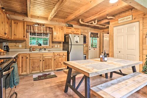 Gatlinburg Cabin in the Woods with Hot Tub Fire Pit - image 3