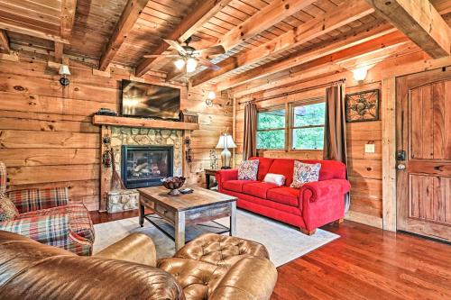 2,100 Sq Ft Mtn Retreat Hot Tub, BBQ and Deck! Pigeon Forge 