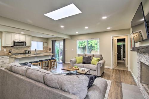 Coastal Carlsbad Home 1 Mi to Beach and Downtown in Carlsbad, USA