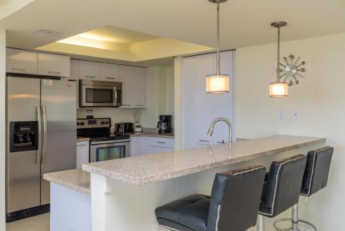 Your beach life is waiting! Stylish Bayview condo in beautiful beachfront resort shared pools & jacuzzi pet friendly - image 2