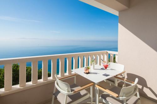 Superior One-Bedroom Apartment with Sea View