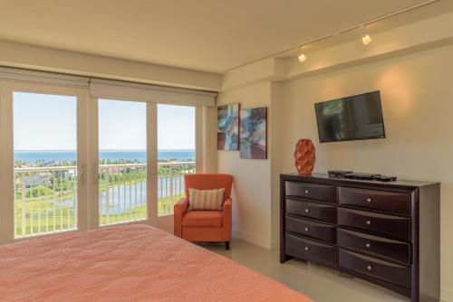 Panoramic bayview! Spacious 10th floor condo beachfront resort, shared pools & jacuzzi Pet friendly