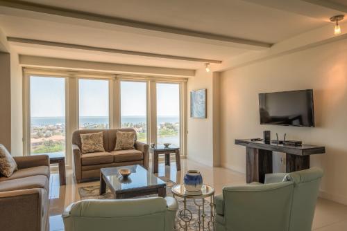 Panoramic bayview! Spacious 10th floor condo beachfront resort shared pools & jacuzzi Pet friendly - image 3
