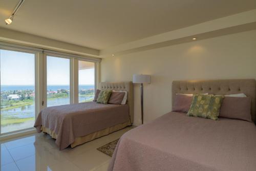 Panoramic bayview! Spacious 10th floor condo beachfront resort shared pools & jacuzzi Pet friendly - image 5