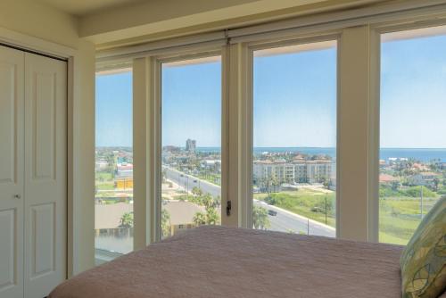 Panoramic bayview! Spacious 10th floor condo beachfront resort shared pools & jacuzzi Pet friendly - image 6