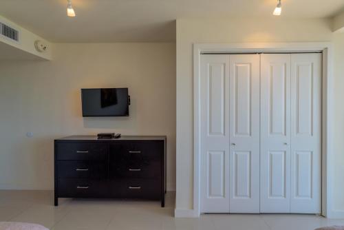 Panoramic bayview! Spacious 10th floor condo beachfront resort shared pools & jacuzzi Pet friendly - image 7