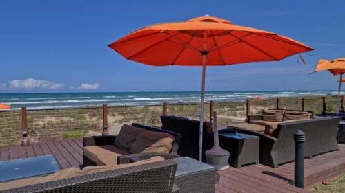 Panoramic bayview! Spacious 10th floor condo beachfront resort shared pools & jacuzzi Pet friendly - image 8