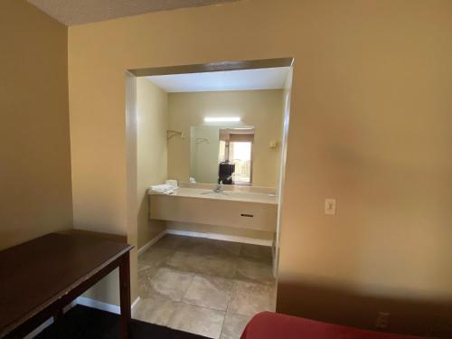 Budget Inn - image 9
