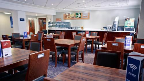 Holiday Inn Express Leeds-East an IHG Hotel - image 2