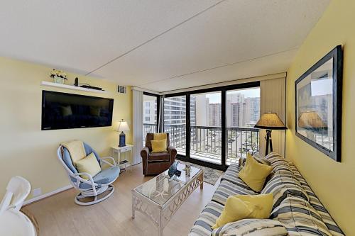 Updated End Unit with Ocean Views - Pools Cinema condo - image 4