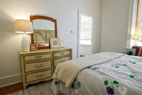 Apartment C · Art-filled One-Bedroom in Historic Savannah Apt C - image 5