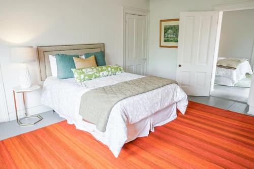 Apartment E · Monterey Sq Penthouse Apt in 19th C Building Apt E - image 2