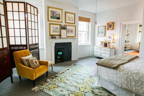Apartment E · Monterey Sq Penthouse Apt in 19th C Building Apt E - image 5