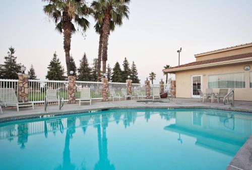 Swimming pool, Holiday Inn Express Corning in Corning (CA)