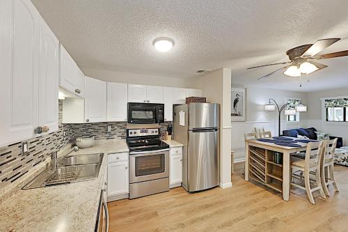 Peaceful Beach Getaway with 3 Pools & Tennis condo - image 9