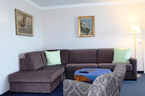 1 queen bed, 1 sofa bed