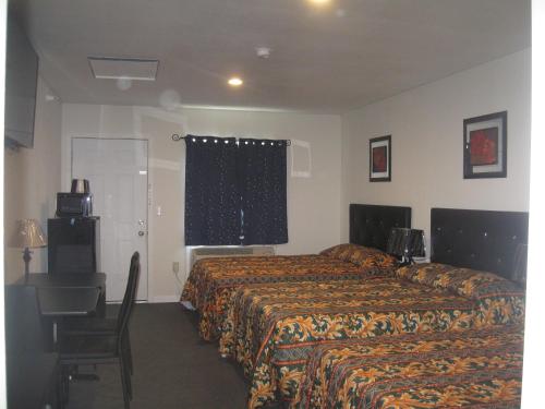 1 queen bed, 2 double beds