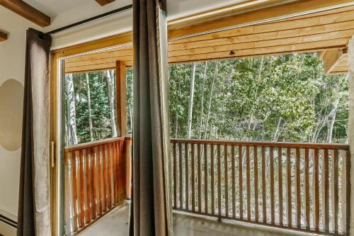 Stylish Powderhorn 1BR- Stroll to Ski Lift condo - image 8