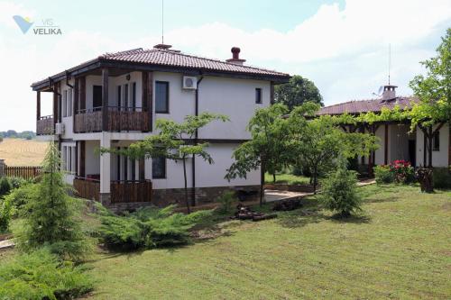 Viesnīcas āriene, Vis Velika in Velika