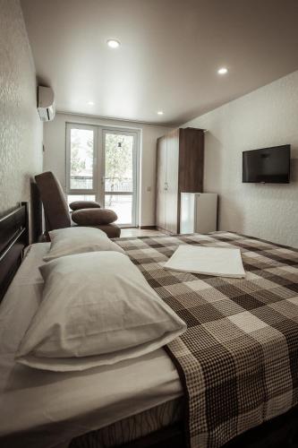 1 queen bed, 1 sofa bed