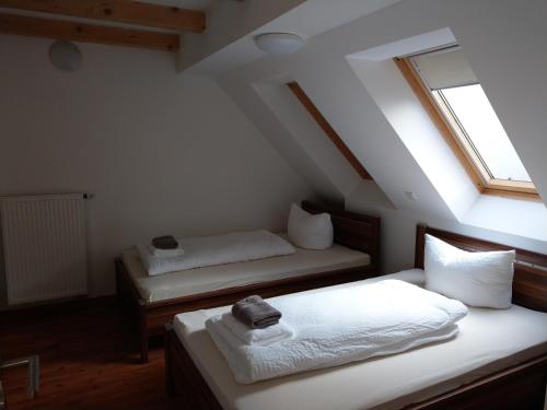 2 bedrooms, 6 beds