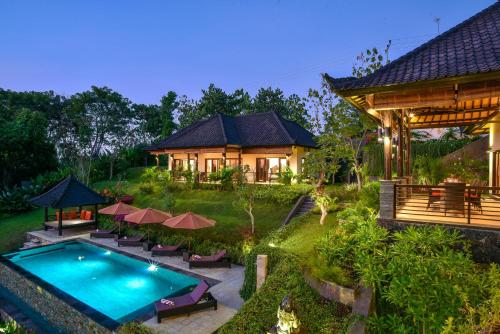 VILLA CAHAYA Perfectly formed by the natural surrounding and Balinese hospitality