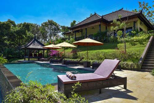 VILLA CAHAYA Perfectly formed by the natural surrounding and Balinese hospitality