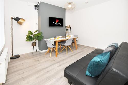 Open for LONG STAYS! 5BR with Personal TV!