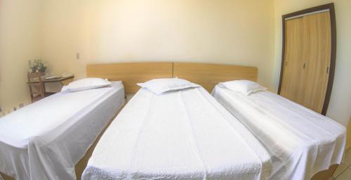 3 twin beds