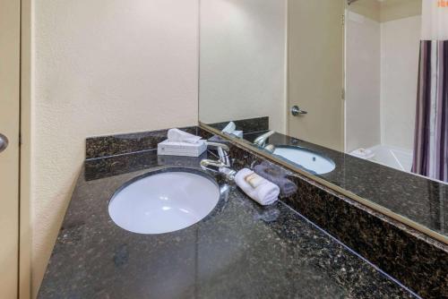La Quinta by Wyndham Fort Lauderdale Pompano Beach - 화장실