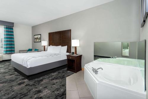 La Quinta Inn & Suites by Wyndham Columbus - Edinburgh