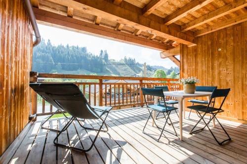 Apartment with Mountain View