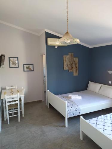 1 double bed, 2 twin beds