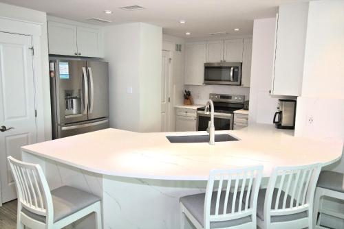 1802 - 3 Bedroom 3 Bath. Living Room and Master Bedroom Face the Gulf! - image 7