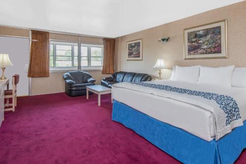 Days Inn by Wyndham Hicksville Long Island