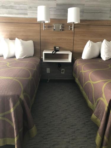 Super 8 by Wyndham Manchester Airport in Manchester, USA