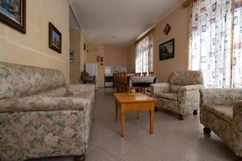 Sunset Seaview Apartments - image 7