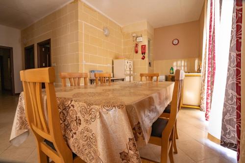 Sunset Seaview Apartments - image 4