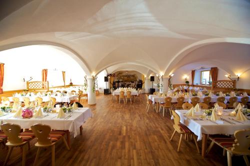 餐廳, Hotel Gasthof Neuwirt in 霍爾茨基興