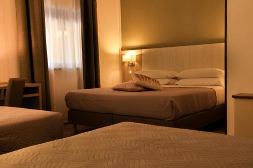 1 queen bed, 3 twin beds