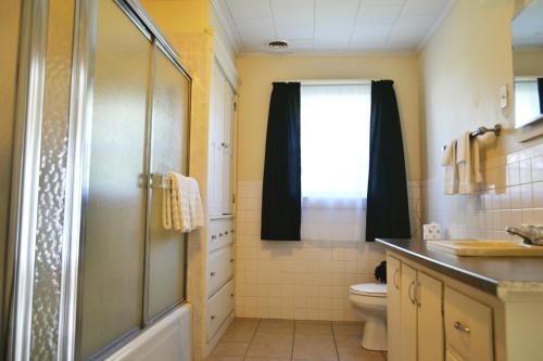 The Whitetail Inn and Suites- Lincoln - 화장실