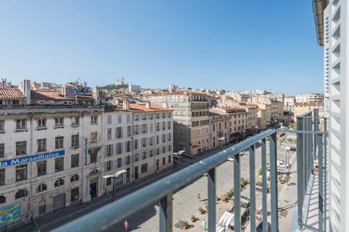 Charming and bright apartment in the old port - image 6