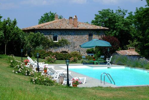  Appartamento indipendente con giardino e terrazza panoramica privati, in casale con piscina sovrastante il lago di Bolsena, Unterkunft in Torre San Severo
