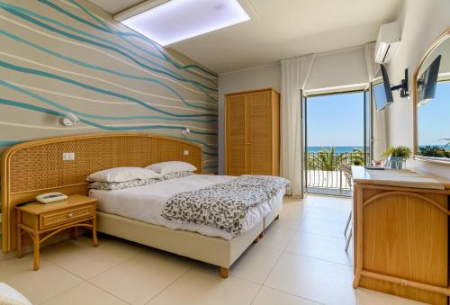 Double or Twin Room with Sea View