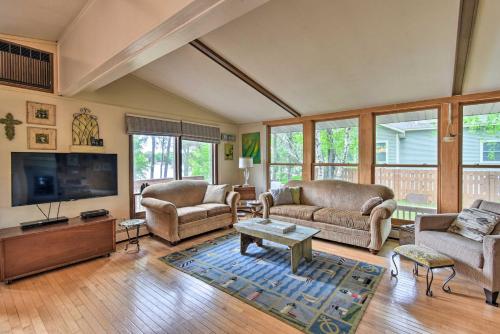 4 Season Lake House, 7 Miles to Sand Valley! in 馬紹費爾德