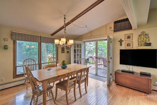 4 Season Lake House, 7 Miles to Sand Valley! in 馬紹費爾德