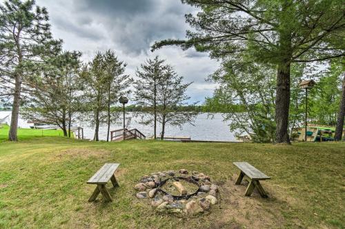 4 Season Lake House, 7 Miles to Sand Valley! in 馬紹費爾德